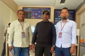 Dari Kiri ke Kanan, Ambo Kolengsusu SH. Ujung kanan Mustafa Latuconsina Konsina SH.