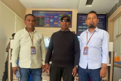 Dari Kiri ke Kanan, Ambo Kolengsusu SH. Ujung kanan Mustafa Latuconsina Konsina SH.
