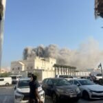 Asap tebal membubung di salah satu kawasan Doha setelah ledakan, Selasa (9/9/2025). Saksi mata melaporkan suara ledakan terdengar di Distrik Katara. (sabereen news/ho/mp)