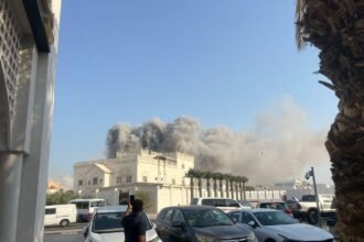 Asap tebal membubung di salah satu kawasan Doha setelah ledakan, Selasa (9/9/2025). Saksi mata melaporkan suara ledakan terdengar di Distrik Katara. (sabereen news/ho/mp)