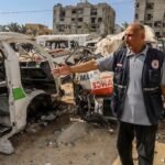 Seorang petugas medis Palestina menunjukkan deretan ambulans yang hancur akibat serangan udara Israel di Khan Yunis, Jalur Gaza selatan, 15 September 2025. Serangan tersebut menewaskan tenaga medis dan melumpuhkan layanan darurat. (qudsn/ho)