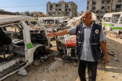 Seorang petugas medis Palestina menunjukkan deretan ambulans yang hancur akibat serangan udara Israel di Khan Yunis, Jalur Gaza selatan, 15 September 2025. Serangan tersebut menewaskan tenaga medis dan melumpuhkan layanan darurat. (qudsn/ho)