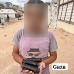 Seorang anak di Gaza memperlihatkan selongsong peluru yang jatuh dari helikopter ke area tenda pengungsi. (aliabuaqa/ho/mp)