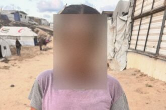 Seorang anak di Gaza memperlihatkan selongsong peluru yang jatuh dari helikopter ke area tenda pengungsi. (aliabuaqa/ho/mp)