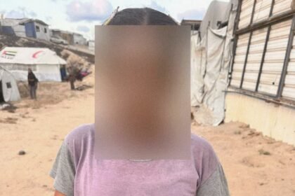Seorang anak di Gaza memperlihatkan selongsong peluru yang jatuh dari helikopter ke area tenda pengungsi. (aliabuaqa/ho/mp)