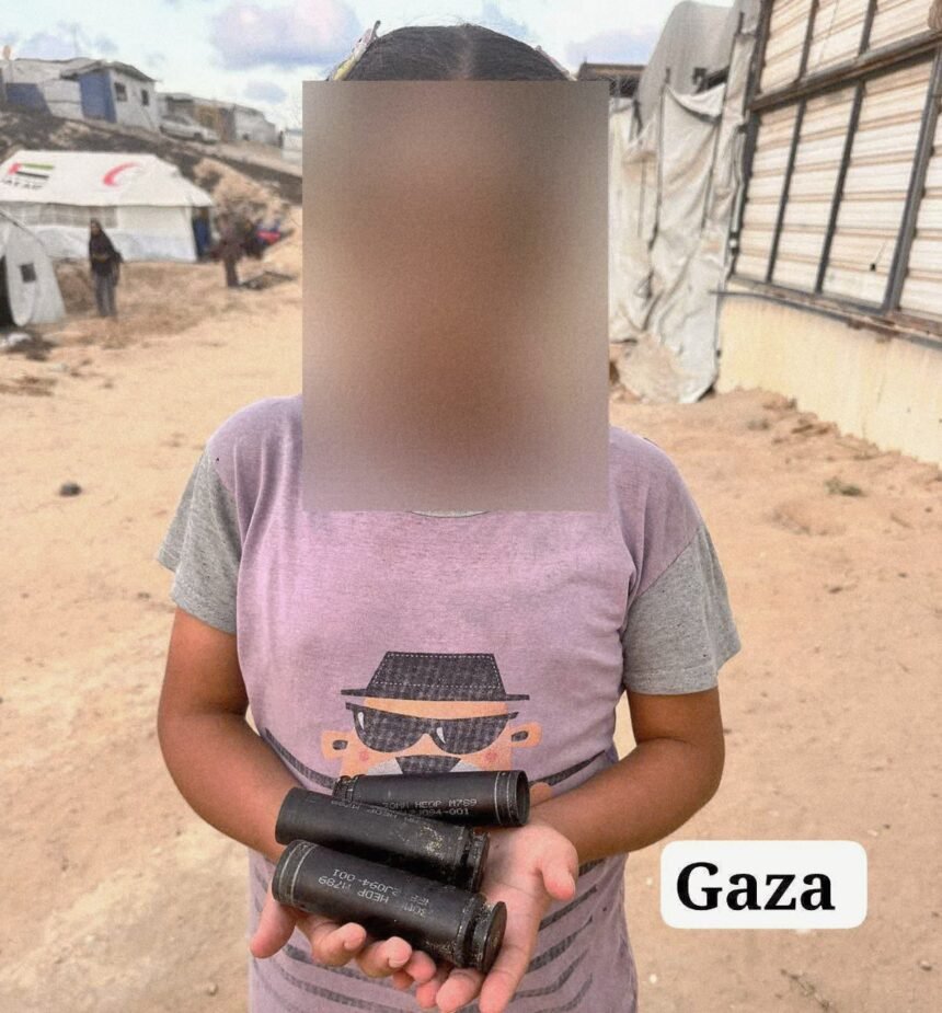 Seorang anak di Gaza memperlihatkan selongsong peluru yang jatuh dari helikopter ke area tenda pengungsi. (aliabuaqa/ho/mp)