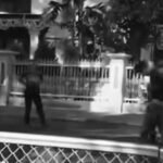 Petugas kepolisian mengamankan seorang pria yang diduga provokator di sekitar Balaikota Makassar, Senin sore, 1 September 2025. Penangkapan dilakukan cepat untuk mencegah potensi serangan terhadap aparat maupun gedung pemerintahan.
