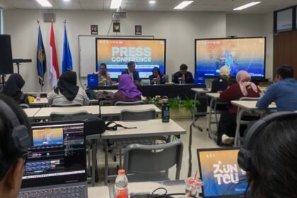 Suasana konferensi pers Run Tourism 2025 di Politeknik Pariwisata Makassar, Selasa (16/9/2025). Event lari tahunan ini akan digelar pada 21 September dengan rute melintasi empat destinasi wisata pantai di Makassar.