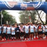 Peserta bersiap di garis start ajang Run Tourism (RunTou) 2025 yang digelar Politeknik Pariwisata Makassar, Minggu (21/9/2025).