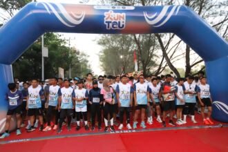 Peserta bersiap di garis start ajang Run Tourism (RunTou) 2025 yang digelar Politeknik Pariwisata Makassar, Minggu (21/9/2025).