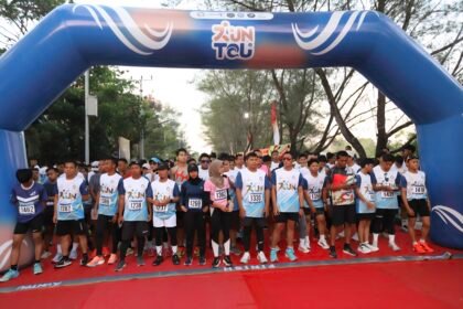 Peserta bersiap di garis start ajang Run Tourism (RunTou) 2025 yang digelar Politeknik Pariwisata Makassar, Minggu (21/9/2025).