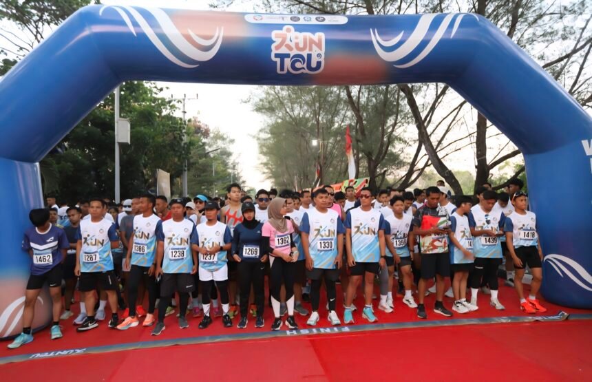 Peserta bersiap di garis start ajang Run Tourism (RunTou) 2025 yang digelar Politeknik Pariwisata Makassar, Minggu (21/9/2025).