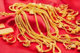 Deretan perhiasan emas dan logam mulia dipajang di atas kain merah. Lonjakan harga emas global ikut mengerek harga emas Antam di Indonesia hingga menembus rekor Rp2.086.000 per gram.