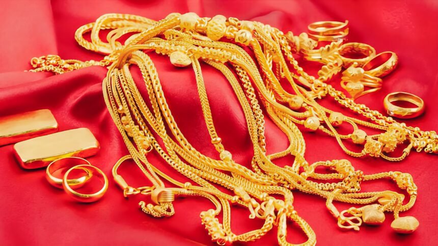 Deretan perhiasan emas dan logam mulia dipajang di atas kain merah. Lonjakan harga emas global ikut mengerek harga emas Antam di Indonesia hingga menembus rekor Rp2.086.000 per gram.