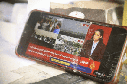 Warga Gaza menatap layar retak ponsel mereka, menanti kabar gencatan senjata di tengah puing dan ketidakpastian — harapan yang terus hidup di bawah bayang perang. (qnn/ho/mediapesan)
