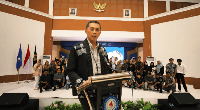 Poltekpar Makassar Gelar Pelatihan SDM untuk Dukung Program Makan Bergizi Gratis 1 Direktur Poltekpar Makassar Herry Rachmat Widjaja membuka Pelatihan Peningkatan Kapasitas SDM bidang gizi dan sanitasi makanan untuk mendukung program nasional Makan Bergizi Gratis di Balairung I Wayan Bendhi, Minggu lalu (19/10/2025).