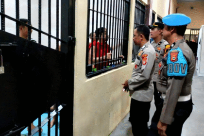 Provos Polres Gowa rutin memeriksa kedisiplinan petugas piket dan kondisi ruang tahanan. Langkah ini jadi upaya menjaga keamanan serta ketertiban di lingkungan kepolisian.