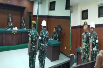 Sidang putusan di Pengadilan Militer III-16 Makassar, Rabu (1/10/2025). Majelis hakim menjatuhkan vonis 2 tahun 6 bulan penjara dan pemecatan dari dinas militer kepada Pratu Sandi atas kasus penganiayaan yang menewaskan Prada Muhammad Reski Putra Pratama Arief. Putusan ini memicu kekecewaan keluarga korban yang menilai hukuman terlalu ringan dan tidak sepadan dengan hilangnya nyawa seorang prajurit muda.