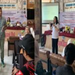 Mahasiswa Politeknik Pariwisata Makassar berbagi ilmu dengan pelaku wisata Desa Tompobulu, Pangkep, lewat pelatihan pengelolaan akomodasi dan inovasi kuliner untuk memperkuat pariwisata berbasis masyarakat.