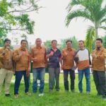 Pelantikan Perdana SMSI Gowa Usung Konsep Wisata di Je’netallasa: Santai, Elegan, dan Penuh Makna 2 Pengurus SMSI Kabupaten Gowa berpose di kawasan wisata Permandian Je’netallasa Sileo, lokasi pelantikan yang mengusung konsep santai dan elegan sambil mempromosikan potensi wisata lokal.