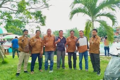 Pengurus SMSI Kabupaten Gowa berpose di kawasan wisata Permandian Je’netallasa Sileo, lokasi pelantikan yang mengusung konsep santai dan elegan sambil mempromosikan potensi wisata lokal.