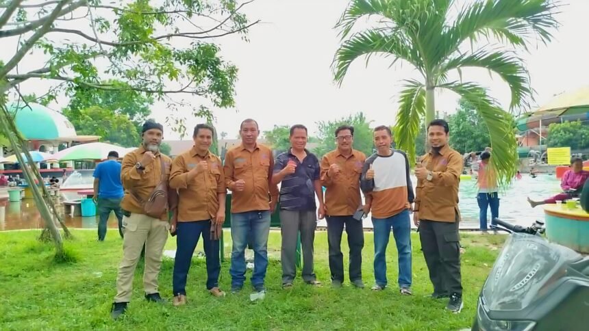 Pengurus SMSI Kabupaten Gowa berpose di kawasan wisata Permandian Je’netallasa Sileo, lokasi pelantikan yang mengusung konsep santai dan elegan sambil mempromosikan potensi wisata lokal.