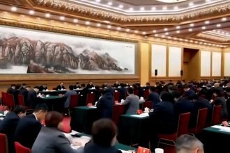 Para pejabat Tiongkok menghadiri rapat pembahasan Rencana Lima Tahun ke-15 yang menyoroti strategi teknologi, energi, dan kerja sama BRICS hingga 2030. (rtn/ho/mp)
