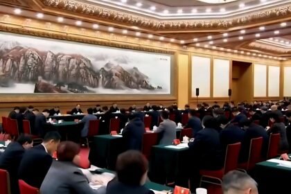 Para pejabat Tiongkok menghadiri rapat pembahasan Rencana Lima Tahun ke-15 yang menyoroti strategi teknologi, energi, dan kerja sama BRICS hingga 2030. (rtn/ho/mp)