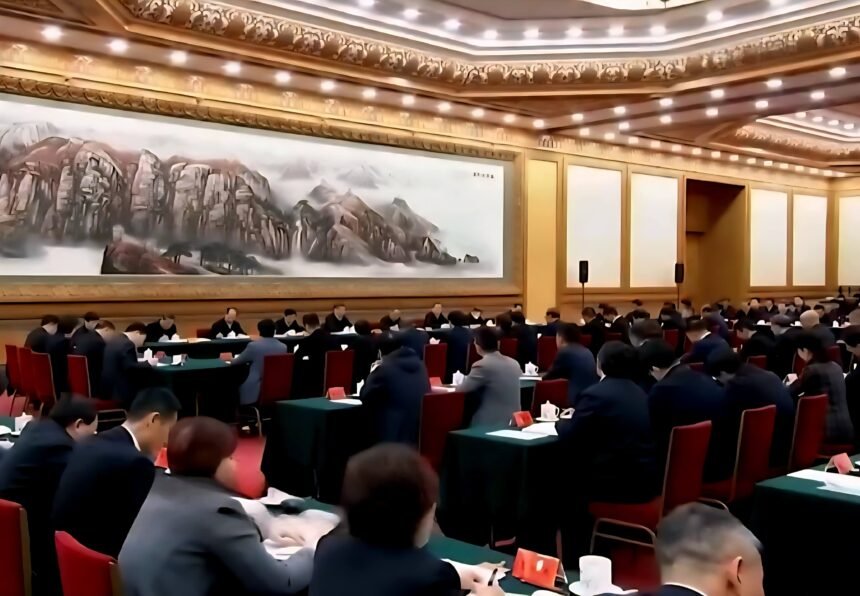 Para pejabat Tiongkok menghadiri rapat pembahasan Rencana Lima Tahun ke-15 yang menyoroti strategi teknologi, energi, dan kerja sama BRICS hingga 2030. (rtn/ho/mp)