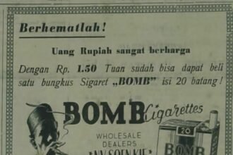 Iklan lawas tahun 1950-an ini menampilkan rokok merek BOMB, dijual seharga Rp1,50 per bungkus isi 20 batang. Dipasarkan oleh NV Soen Kie Trading Company di Djakarta, iklan ini mencerminkan gaya hidup dan strategi promosi masa awal Republik. (IndonesiaMasaLampau/HO/Mediapesan)