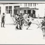 Potret Benturan 1966: Mahasiswa Tritura Dihadang Tentara di Tengah Guncangan Politik Soekarno 3 Mahasiswa anggota KAMI dihadang tentara saat demonstrasi Tritura 1966 di Jakarta, momen yang menandai pergolakan politik menuju runtuhnya kekuasaan Soekarno. (Sumber: Rijksmuseum.nl/Fotografer: Ed van der Elsken-1966)