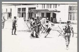 Mahasiswa anggota KAMI dihadang tentara saat demonstrasi Tritura 1966 di Jakarta, momen yang menandai pergolakan politik menuju runtuhnya kekuasaan Soekarno. (Sumber: Rijksmuseum.nl/Fotografer: Ed van der Elsken-1966)