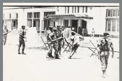 Potret Benturan 1966: Mahasiswa Tritura Dihadang Tentara di Tengah Guncangan Politik Soekarno 8 Mahasiswa anggota KAMI dihadang tentara saat demonstrasi Tritura 1966 di Jakarta, momen yang menandai pergolakan politik menuju runtuhnya kekuasaan Soekarno. (Sumber: Rijksmuseum.nl/Fotografer: Ed van der Elsken-1966)