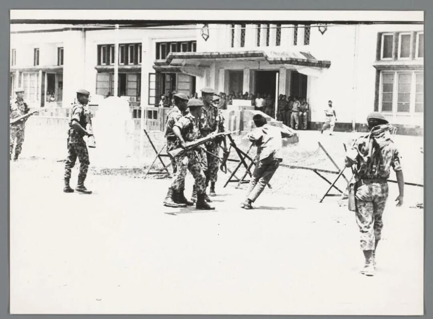 Potret Benturan 1966: Mahasiswa Tritura Dihadang Tentara di Tengah Guncangan Politik Soekarno 1 Mahasiswa anggota KAMI dihadang tentara saat demonstrasi Tritura 1966 di Jakarta, momen yang menandai pergolakan politik menuju runtuhnya kekuasaan Soekarno. (Sumber: Rijksmuseum.nl/Fotografer: Ed van der Elsken-1966)