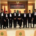 Para advokat Kongres Advokat Indonesia (KAI) berpose usai prosesi pengambilan sumpah di Pengadilan Tinggi Makassar, Senin (29/9/2025).