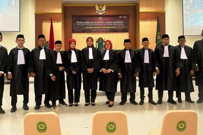 Para advokat Kongres Advokat Indonesia (KAI) berpose usai prosesi pengambilan sumpah di Pengadilan Tinggi Makassar, Senin (29/9/2025).