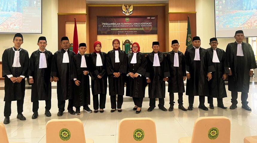 Para advokat Kongres Advokat Indonesia (KAI) berpose usai prosesi pengambilan sumpah di Pengadilan Tinggi Makassar, Senin (29/9/2025).