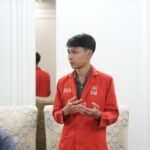 Mahasiswa LMND Kota Makassar berbicara dalam Dialog Kerakyatan pada Rabu (1/10/2025). Ditegaskan bahwa demokrasi tak cukup berhenti di ruang formal, tapi harus hadir dalam kehidupan rakyat sehari-hari.