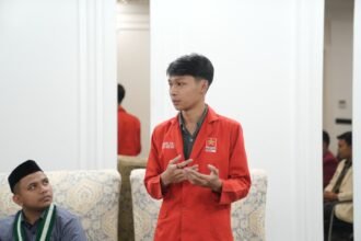 Mahasiswa LMND Kota Makassar berbicara dalam Dialog Kerakyatan pada Rabu (1/10/2025). Ditegaskan bahwa demokrasi tak cukup berhenti di ruang formal, tapi harus hadir dalam kehidupan rakyat sehari-hari.