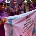 Kontingen TP PKK Enrekang berfoto bersama dalam mengikuti Jambore dan HKG PKK ke-53 di Kabupaten Bone.
