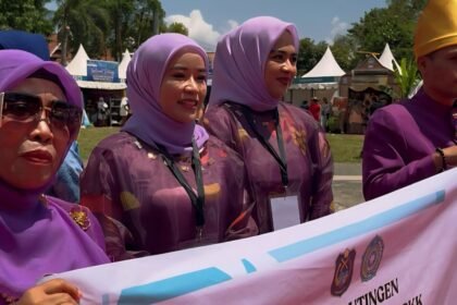Kontingen TP PKK Enrekang berfoto bersama dalam mengikuti Jambore dan HKG PKK ke-53 di Kabupaten Bone.