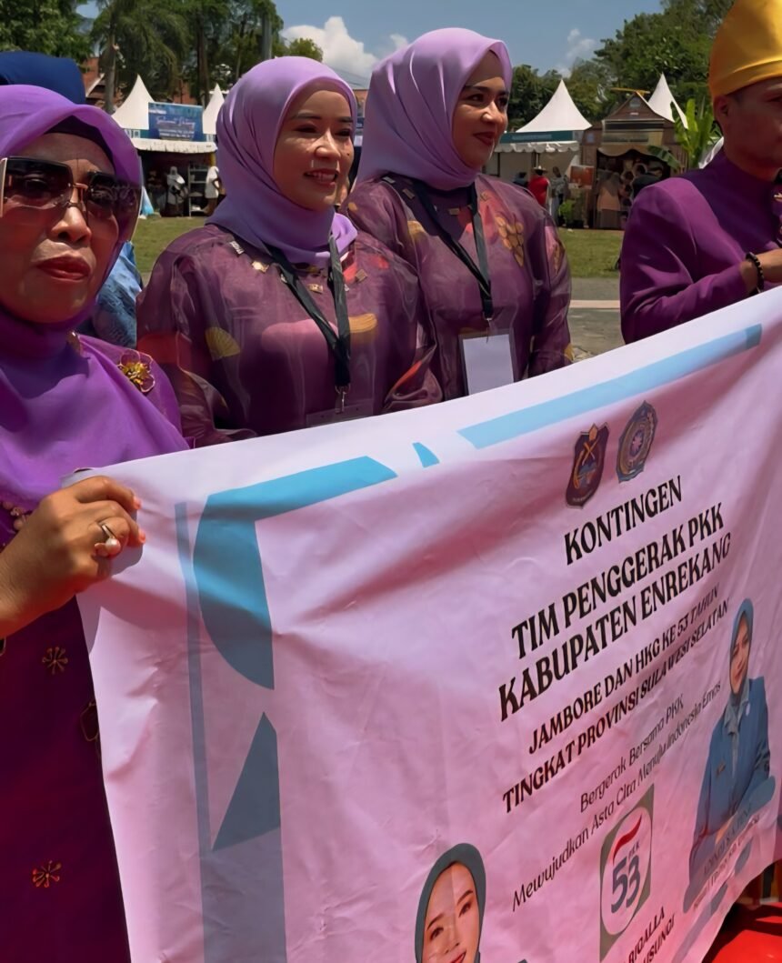 Kontingen TP PKK Enrekang berfoto bersama dalam mengikuti Jambore dan HKG PKK ke-53 di Kabupaten Bone.