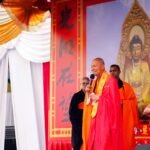 Master Hsin Ting dari Fo Guan San Thai Hua Se memimpin doa pada peletakan batu pertama Vihara Bhoga Prajna di Medan, Jumat (3/10/2025). Acara ini menjadi simbol awal pembangunan sekaligus perayaan keberagaman di Kota Medan.