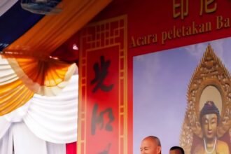 Master Hsin Ting dari Fo Guan San Thai Hua Se memimpin doa pada peletakan batu pertama Vihara Bhoga Prajna di Medan, Jumat (3/10/2025). Acara ini menjadi simbol awal pembangunan sekaligus perayaan keberagaman di Kota Medan.