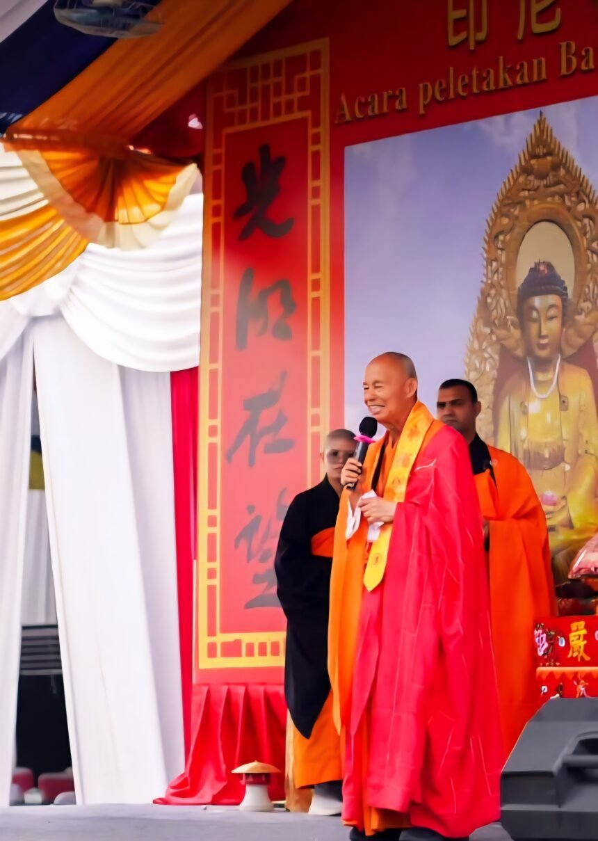 Master Hsin Ting dari Fo Guan San Thai Hua Se memimpin doa pada peletakan batu pertama Vihara Bhoga Prajna di Medan, Jumat (3/10/2025). Acara ini menjadi simbol awal pembangunan sekaligus perayaan keberagaman di Kota Medan.