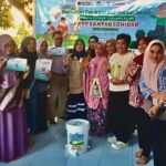 Warga RT 03/RW 06 Kelurahan Bakung berpose usai sosialisasi Gerakan Edukasi Indonesia Bersih bersama Bank Sampah Somidah, Kamis (2/10/2025). Mereka diperkenalkan praktik memilah sampah rumah tangga menjadi sumber ekonomi sirkular.