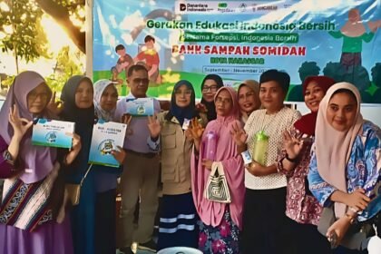 Warga RT 03/RW 06 Kelurahan Bakung berpose usai sosialisasi Gerakan Edukasi Indonesia Bersih bersama Bank Sampah Somidah, Kamis (2/10/2025). Mereka diperkenalkan praktik memilah sampah rumah tangga menjadi sumber ekonomi sirkular.