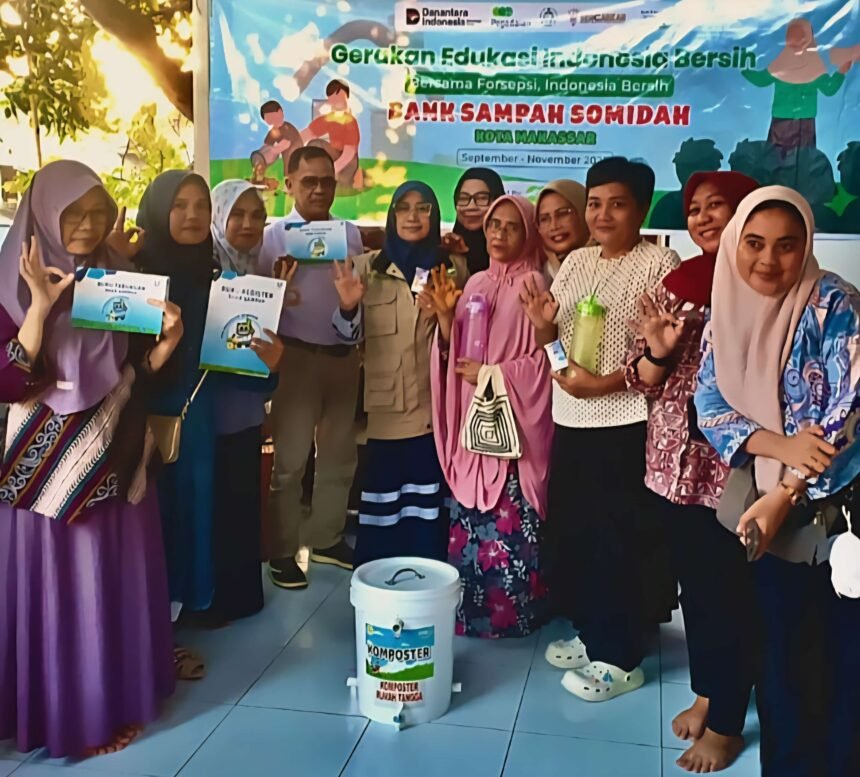 Warga RT 03/RW 06 Kelurahan Bakung berpose usai sosialisasi Gerakan Edukasi Indonesia Bersih bersama Bank Sampah Somidah, Kamis (2/10/2025). Mereka diperkenalkan praktik memilah sampah rumah tangga menjadi sumber ekonomi sirkular.