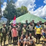 Prajurit Satgas Yonif 700/Wira Yudha Cakti bersama warga Kampung Nipuralome, Distrik Omukia, Puncak, usai merehabilitasi Honai dan memasang listrik tenaga surya dalam rangka HUT ke-80 TNI — simbol kebersamaan dan cahaya baru bagi masyarakat Papua.