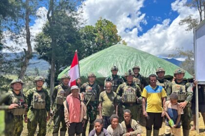Prajurit Satgas Yonif 700/Wira Yudha Cakti bersama warga Kampung Nipuralome, Distrik Omukia, Puncak, usai merehabilitasi Honai dan memasang listrik tenaga surya dalam rangka HUT ke-80 TNI — simbol kebersamaan dan cahaya baru bagi masyarakat Papua.